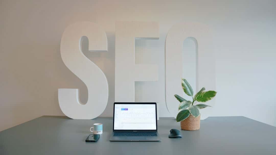 Un consultant SEO travaille sur son ordinateur à Bruxelles