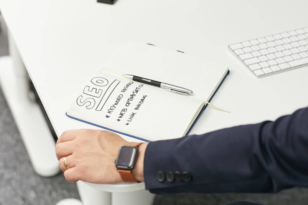 Un freelance en référencement SEO travaillant sur son ordinateur à Bruxelles.