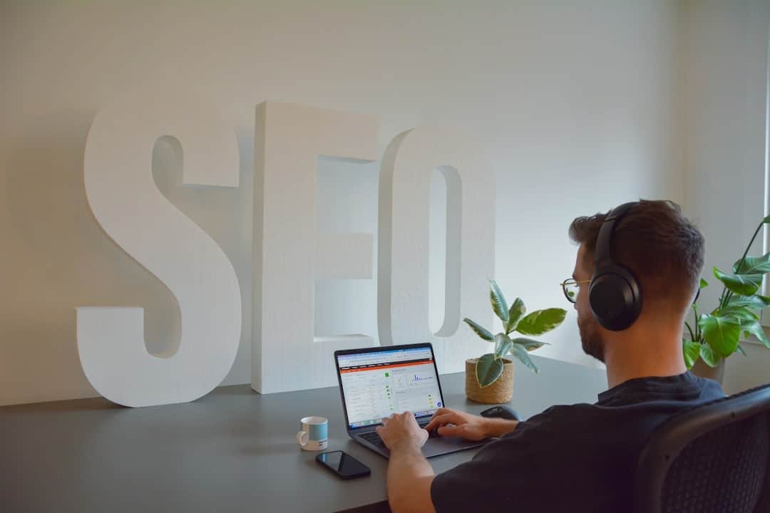 Consultation en référencement SEO dans un bureau à Bruxelles
