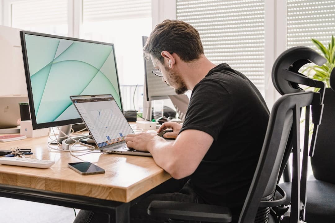 Freelance travaillant sur la création d’un site internet dans un bureau à Ixelles