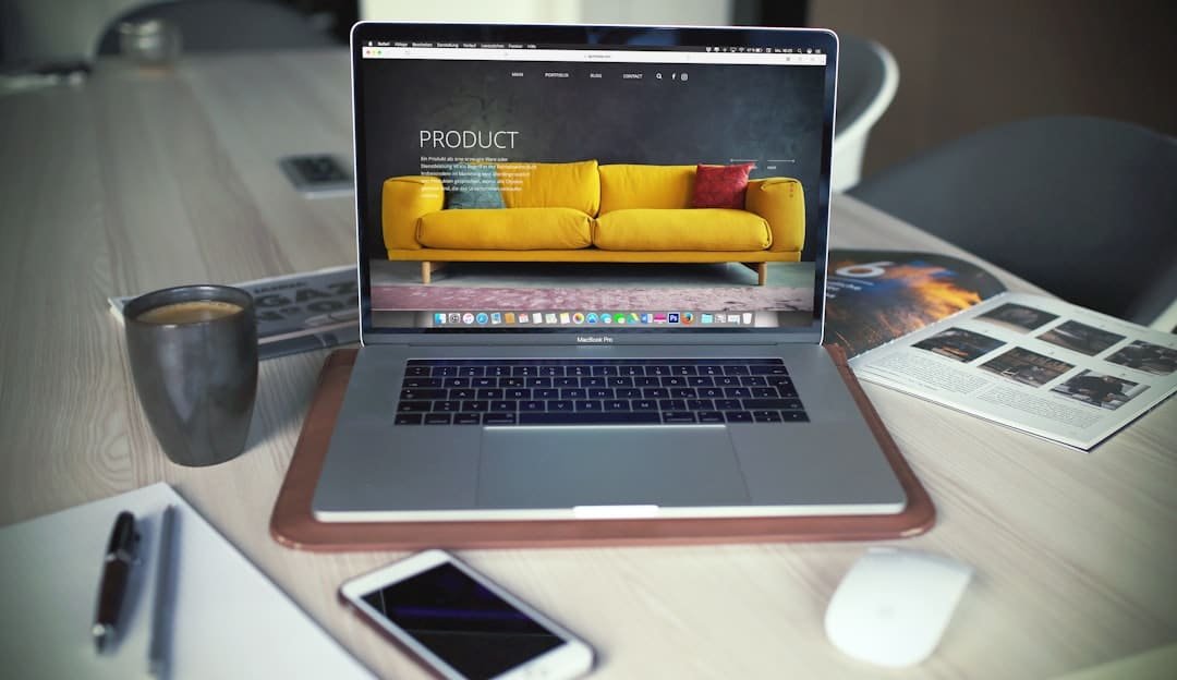 Ordinateur affichant la page d’accueil d’un site internet moderne