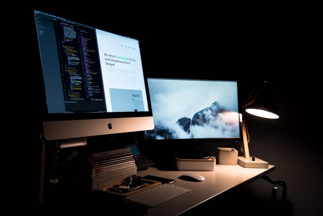 créateur de sites WordPress travaillant sur un ordinateur à Ixelles