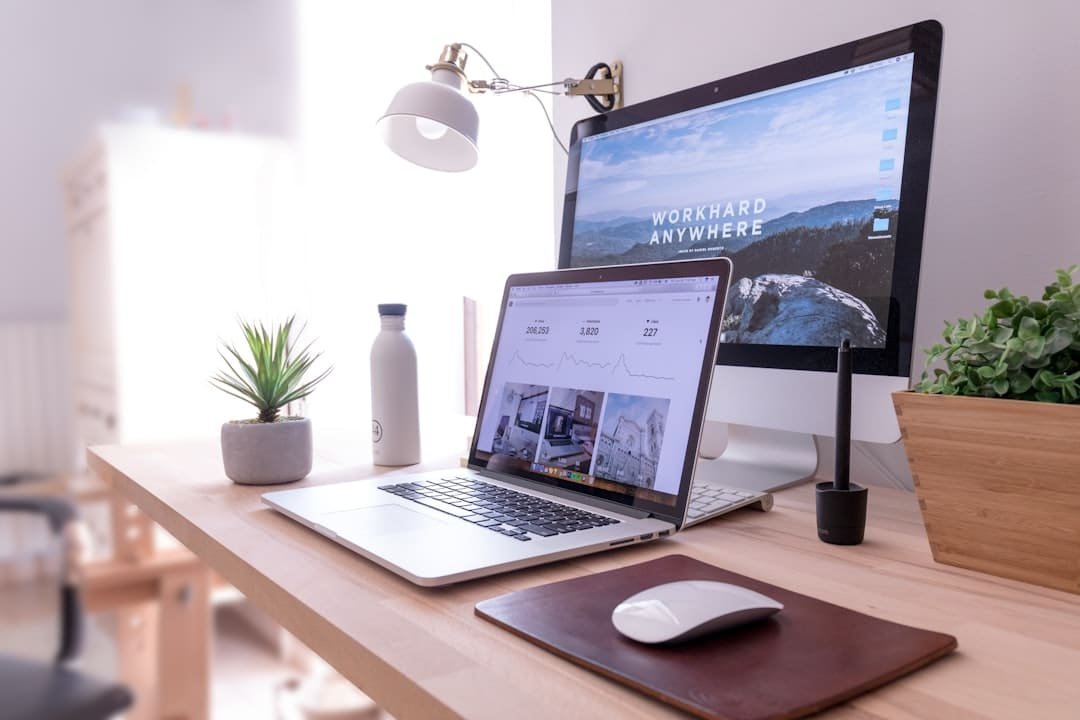 Un freelance travaille sur le design web sur mesure à Ixelles