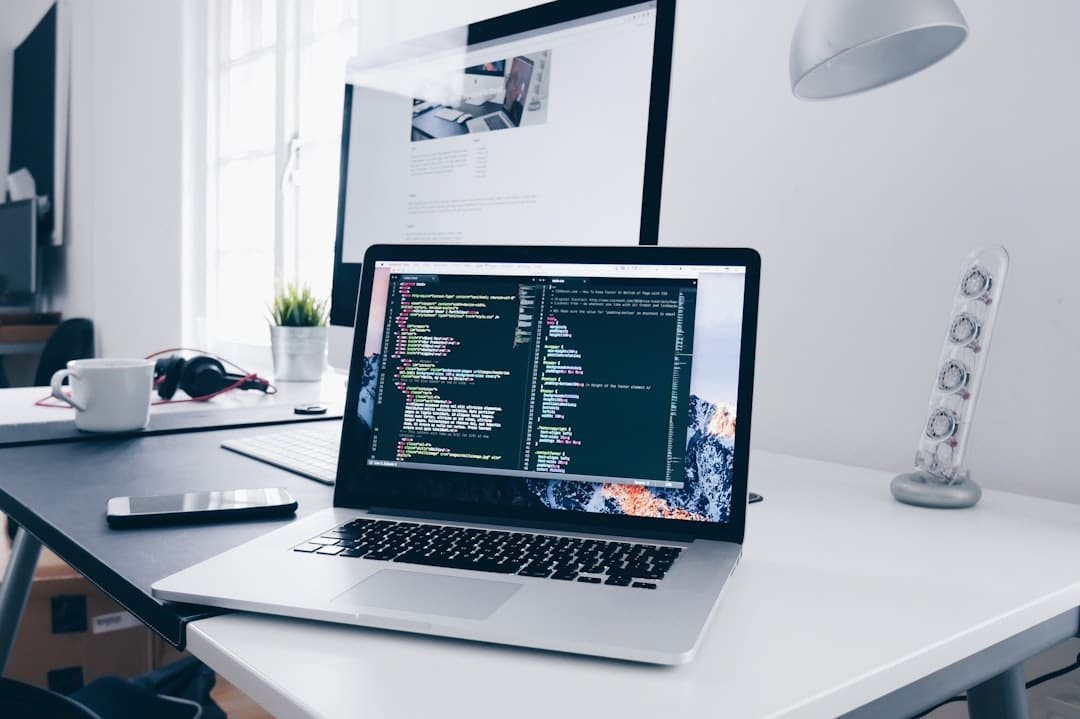 Un freelance réalise la création d’un site internet sur un ordinateur portable