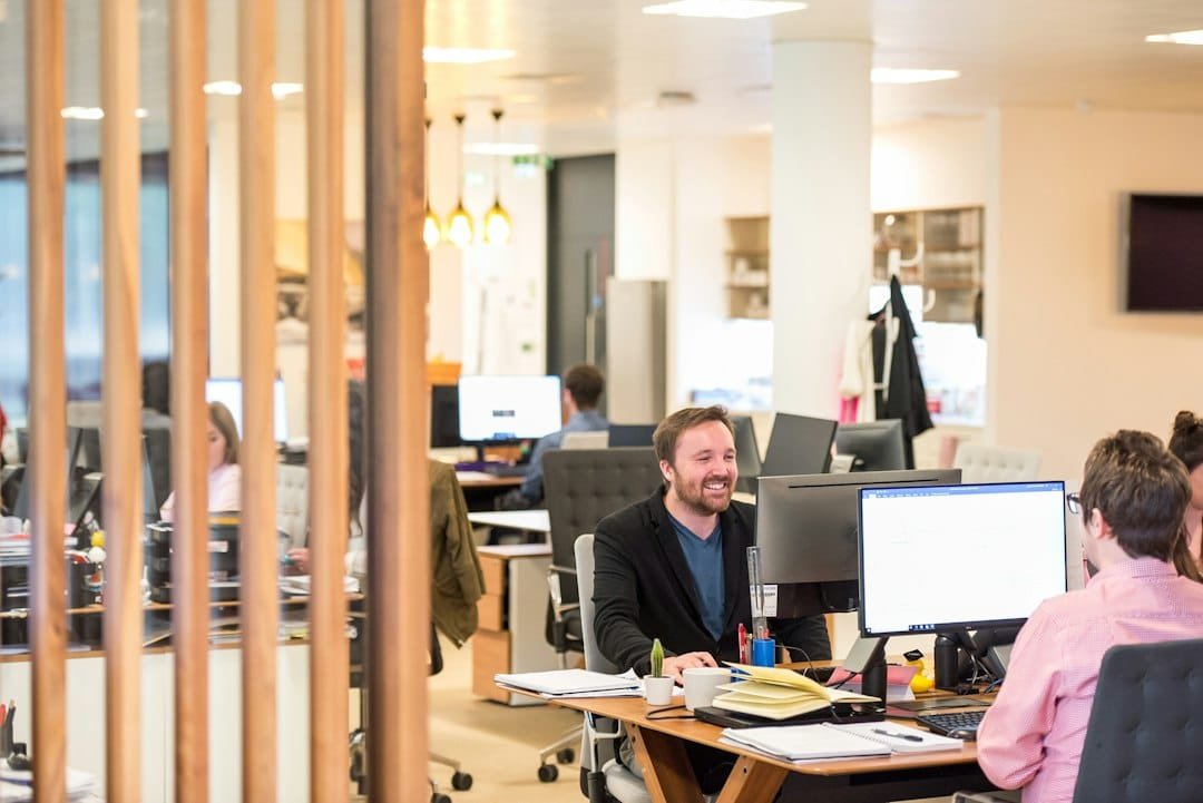 Consultation entre un expert SEO et un client dans un bureau à Schaerbeek