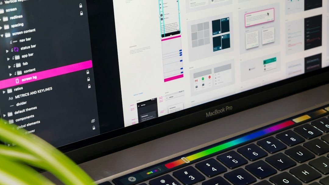 Freelance créatif travaillant sur un projet de site internet dans un bureau moderne