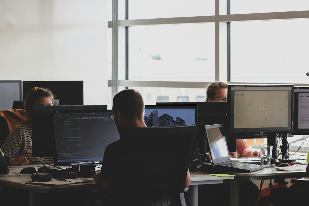 Bureau d’un web designer travaillant à la création de site internet à Schaerbeek